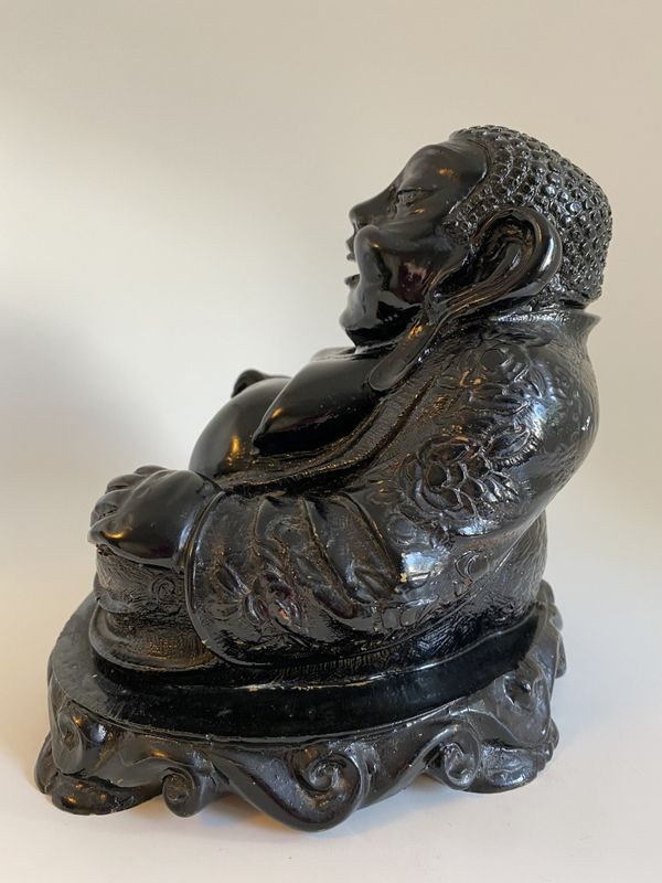 Smilende Budda i keramikk