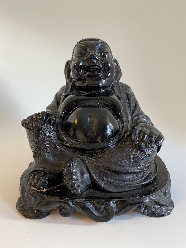 Smilende Budda i keramikk