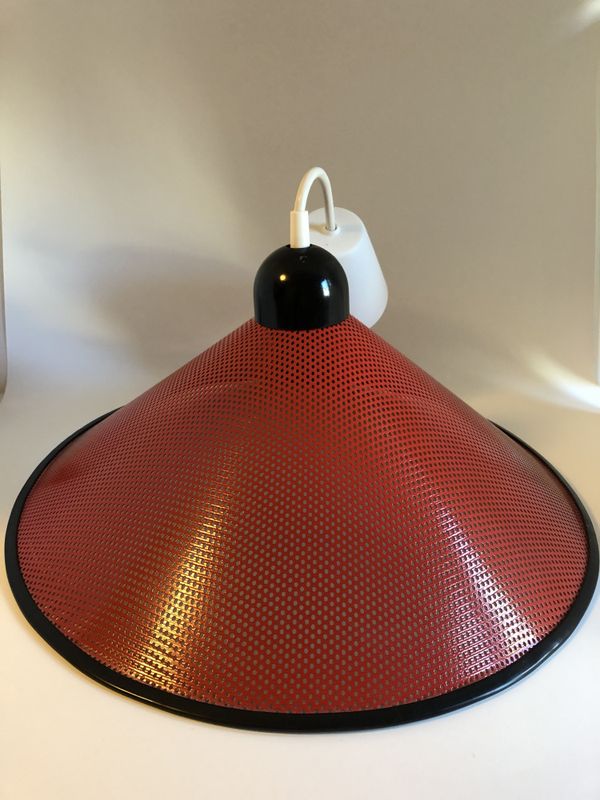 Taklamper i rødt og sort femtitallet