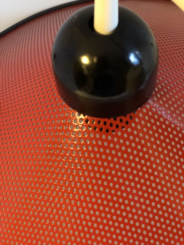 Taklamper i rødt og sort femtitallet