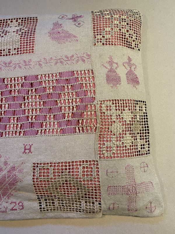 Nydelig gammelt brodert putetrekk 