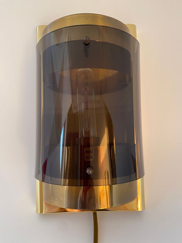 Stilig vegglampe messing og plexiglass
