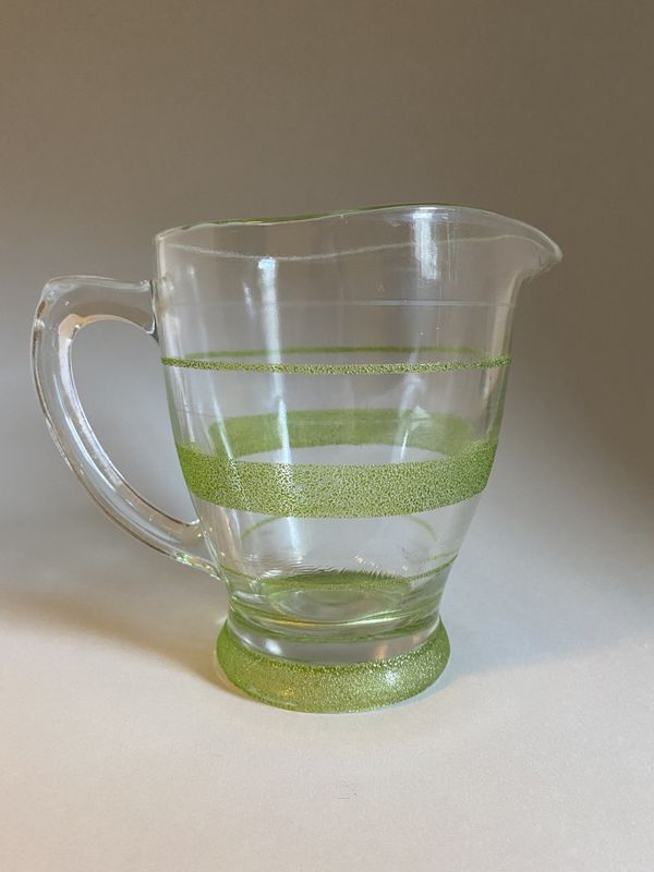 Pulverlakkert mugge i pressglass 
