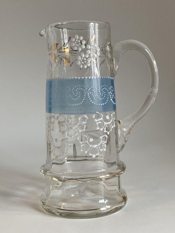 Antikk glassmugge med dekor 