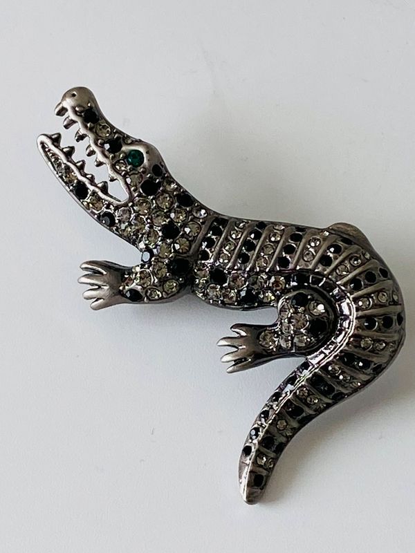 Krokodille brosje med glitrende steiner 