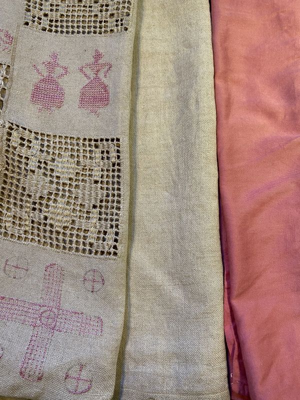 Nydelig gammelt brodert putetrekk 