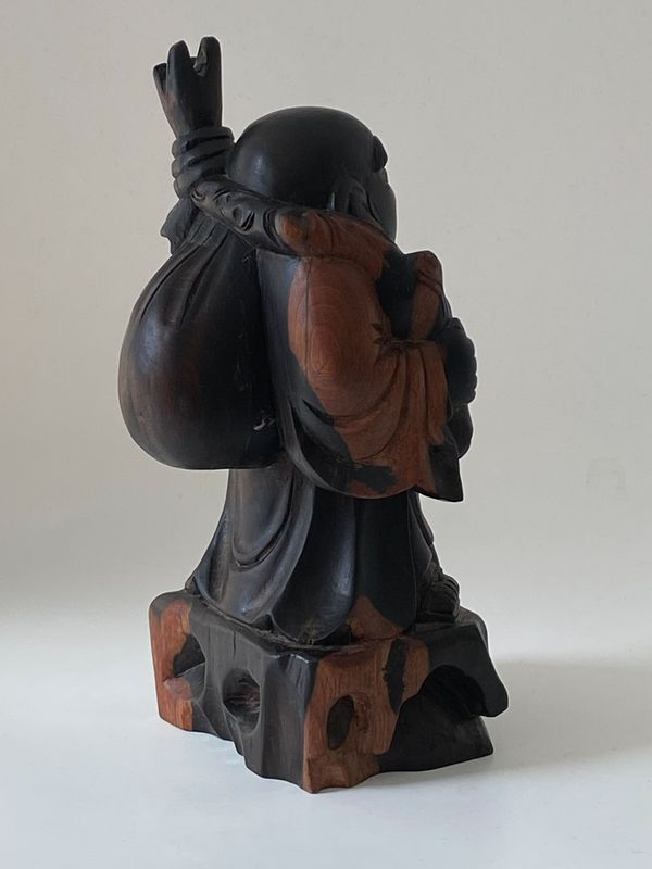 Smilende buddafigur i tre  