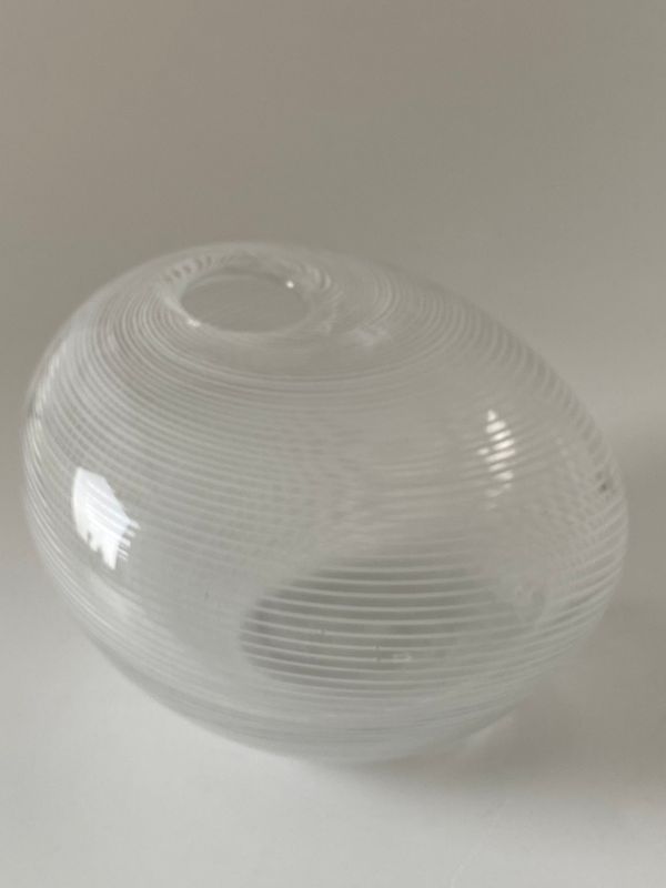 Kunstglass vase med asymmetrisk form 