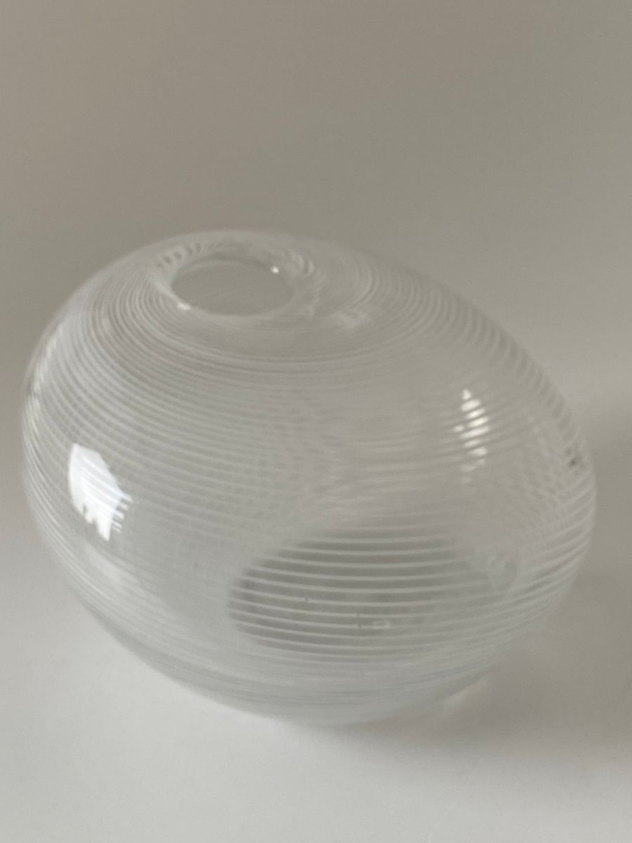 Kunstglass vase med asymmetrisk form 