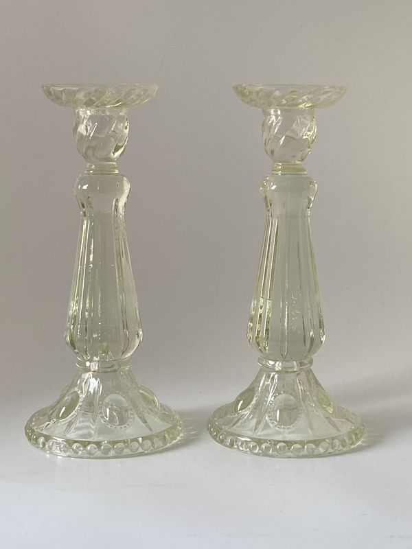 Høye lysestaker i pressglass 