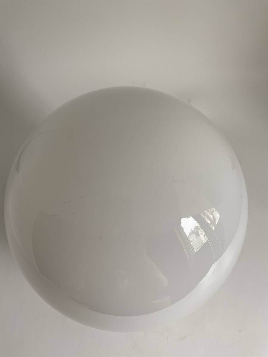 Hvit takkuppel med porselensholder  